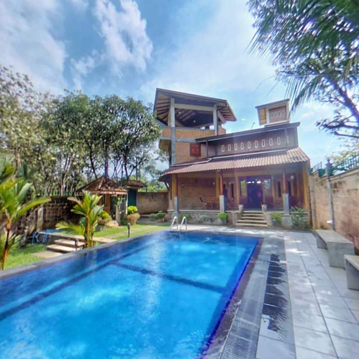 Bourbon Leisure Hotel in Polgasowita, Sri Lanka
