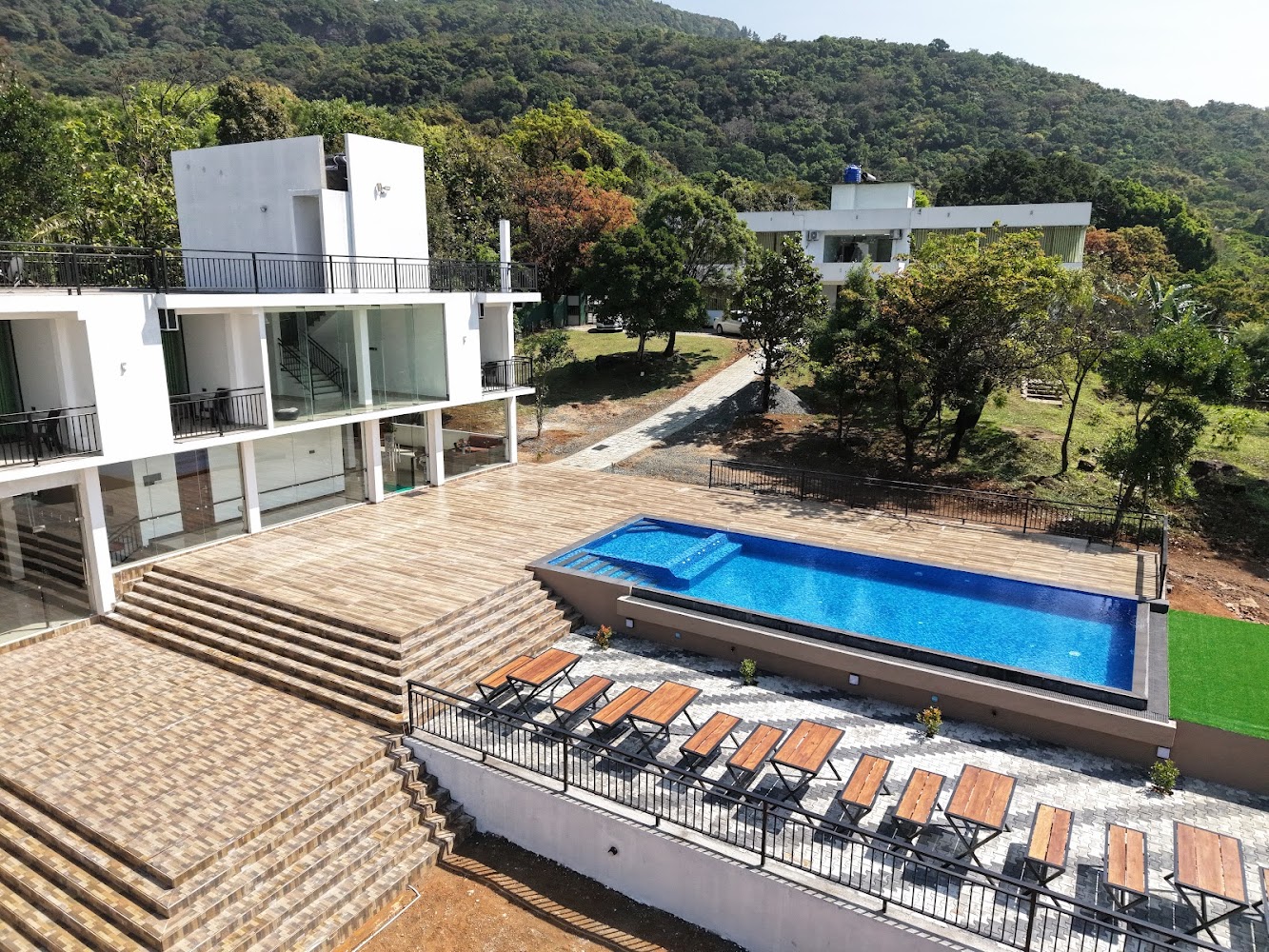 CRYSTAL RIVERSTON DECK Hotel in Illukkumbura, Sri Lanka