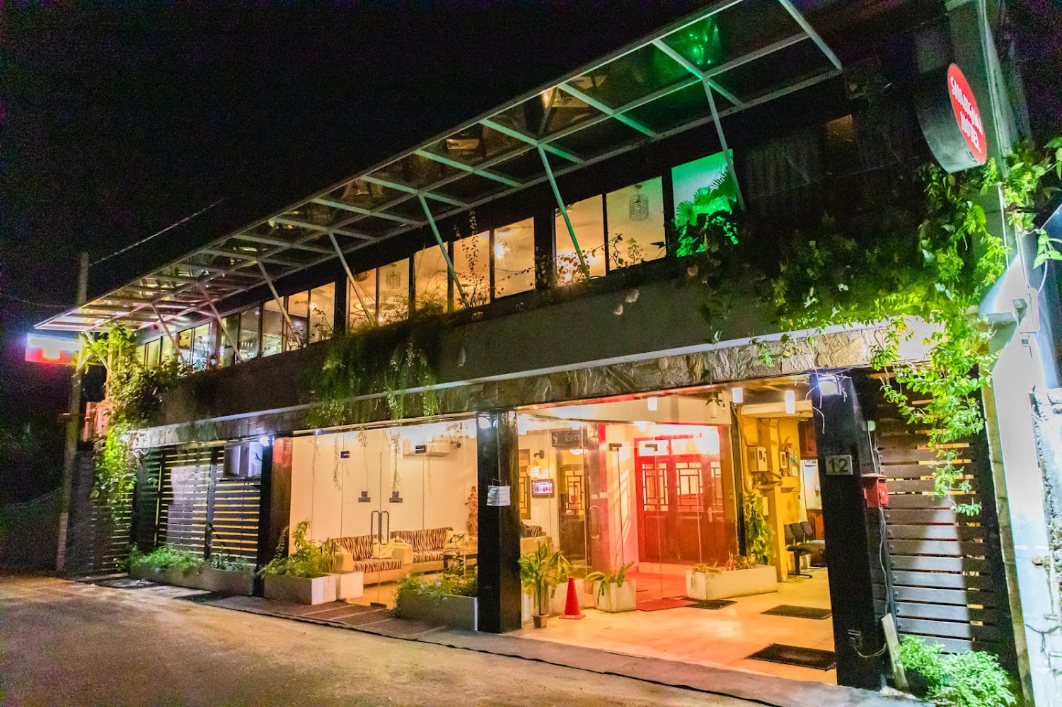 Chinese Lotus Lux Hotel in Moratuwa, Sri Lanka