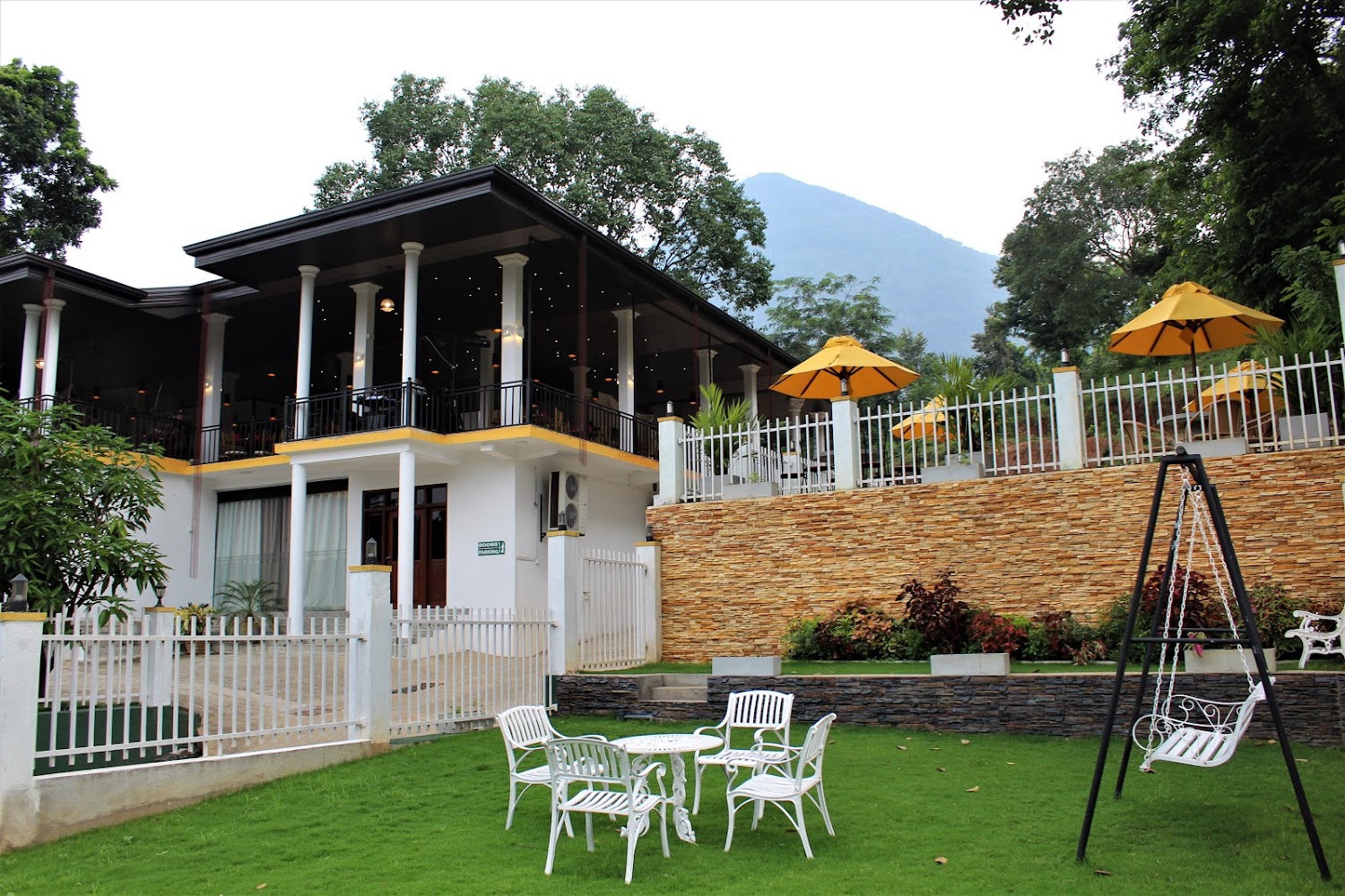 Mounts Edge Regency Resort hotel in Gurulupotha, Sri Lanka