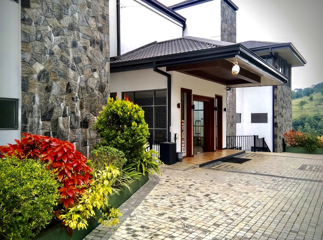 Riverbank Resort Hotel in Gampola, Sri Lanka