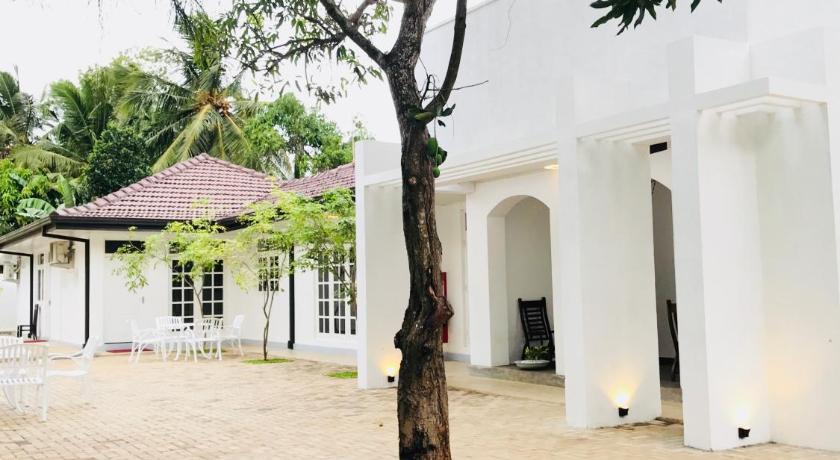 Royal White Tourist Rest Hotel in Anuradhapura, Sri Lanka